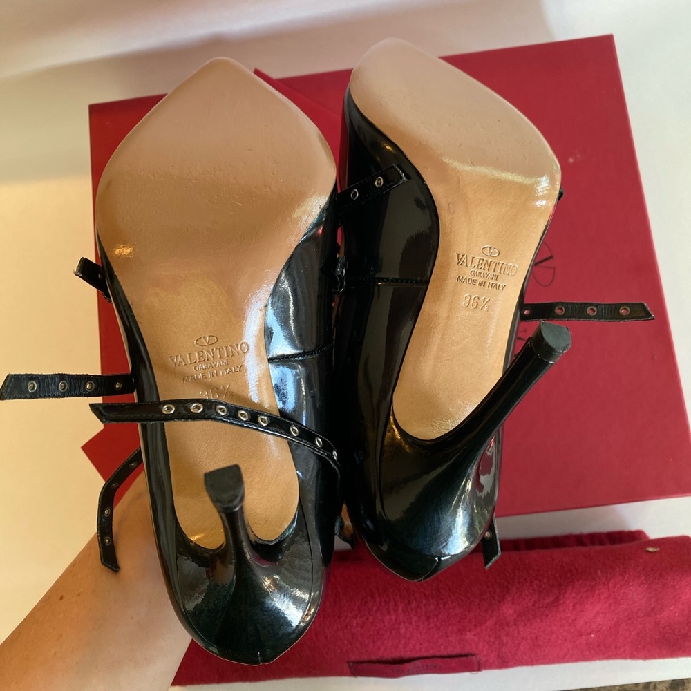 Valentino Garavani Black Patent Leather Studded Strappy Pointed-Toe Heels - Picture 7 of 16